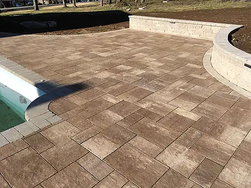 Here you see we used a contrasting color for the pool deck using UNILOCK’S Bristol Valley Paver ‘Copper Ridge color’